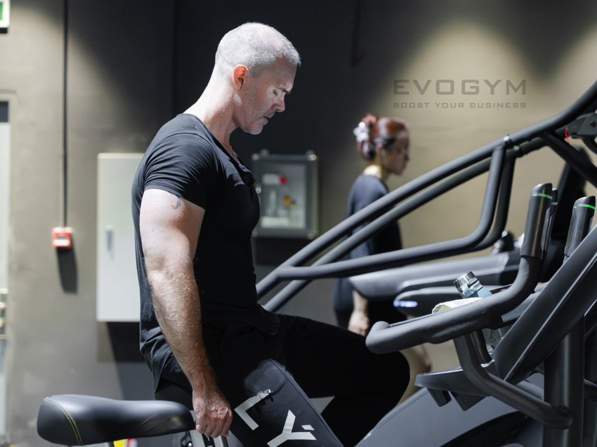 Suy giảm testosterone? Đàn ông trên 40 tuổi tập gym giữ phong độ lâu dài!